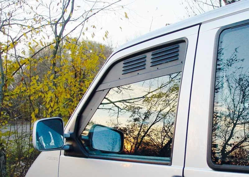 Mřížky větrací okenní Airvent pro VW Transporter T2 / T3 1979–1992 (hliníkové bezpečnostní větrací mřížky do oken kabiny s moskytiérou, sada 2 ks) 304960