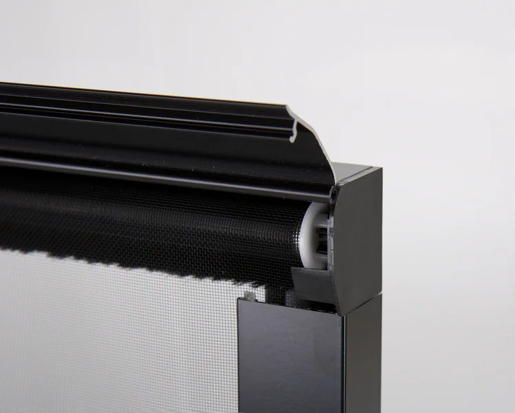 Roleta zatemňovací s moskytiérou UniFrame 800 × 450 mm (hliníkový rám, černá matná, skryté šrouby) 318211