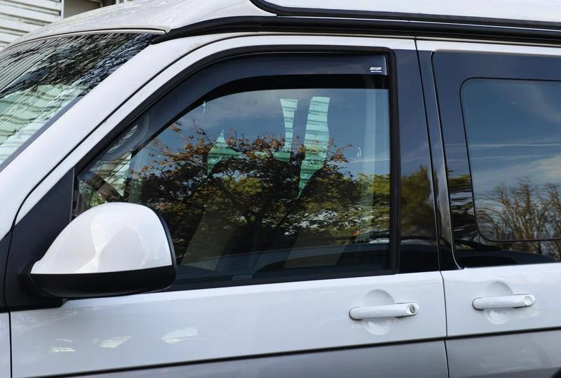 Deflektory oken proti dešti a větru pro Volkswagen Caddy V (od 11/2020), kouřově šedé, 1 pár 303937