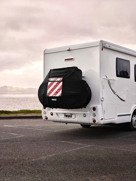 Ochranná plachta na kola Thule Bike Cover pro 2–3 jízdní kola (s integrovanou kapsou na výstražný terč, úložná taška, černá) 312654