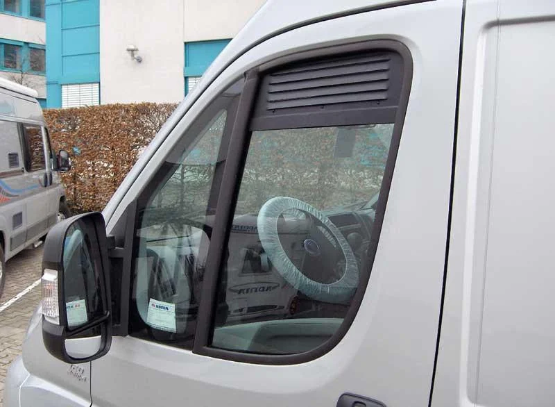 Mřížka větrací okenní Airvent pro Fiat Ducato, Peugeot Boxer, Citroën Jumper 1994–2002 černá (hliníková ventilační vložka do okna kabiny s integrovanou moskytiérou) 304967
