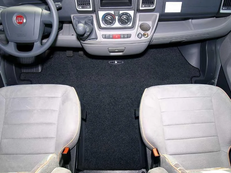 Koberec do kabiny řidiče pro Fiat Ducato, Peugeot Boxer a Citroën Jumper z let 2006 až 2014 základní jehličková plsť barva černá Carbest 307873