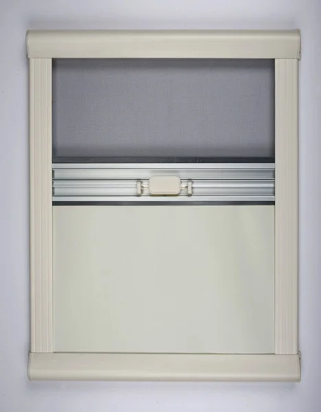 Roleta vnitřní kombinovaná zatemňovací s moskytiérou pro okna karavanů (rozměr okna 1400 × 650 mm, celkový rozměr 1494 × 750 mm, krémově bílá) 304028